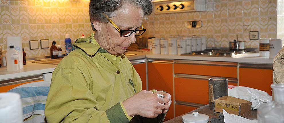 Elisabeth Fehrenbach-Peer beim Restaurieren alter, pharmazeutischer Gebrauchsgegenstände