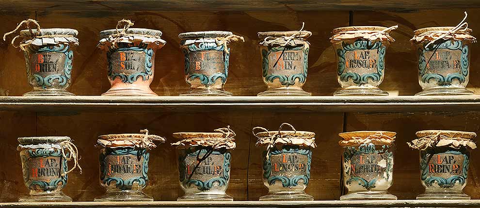 zwölf Medizinfläschchen aus Glas, sogenannte Preziosenfläschchen, aus dem 17. Jh., gefüllt mit dem Originalinhalt.
