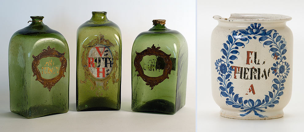 drei rechteckige Flaschen aus Waldglas, Keramiktopf aus Nürnberg, mit Theriak beschriftet
