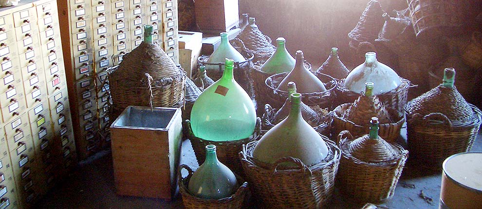 alte Flaschen zum Transport von Säuren, alter Apothekerschrank