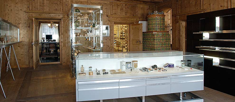 Veduta della sala espositiva rivestita in legno, XII secolo, con una stufa di ceramica. Vetrina progettata da Walter Agonese. Mostra lo sviluppo della galencia.
